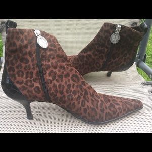 Leopard boots. Suede and leather upper.